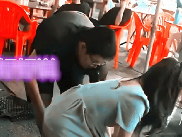 Lao vào đánh ghen khi chồng ngoại tình trong quán thịt nướng, câu nói của tiểu tam khiến vợ muối mặt