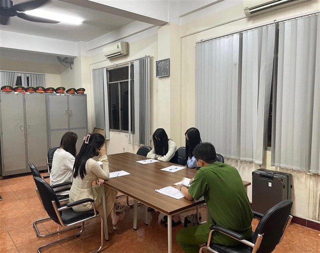 Các đối tượng bán dâm tại cơ quan công an. Ảnh: BCA