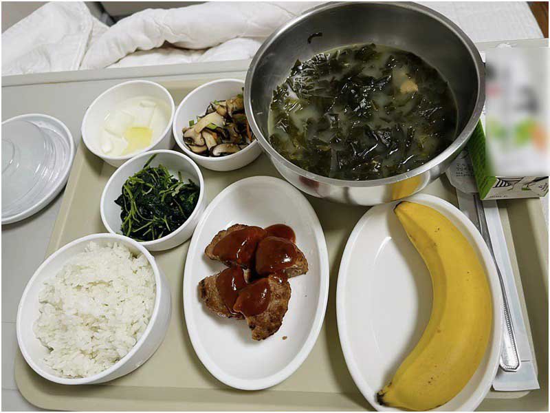 Sau khi sinh mổ xong và nằm lưu viện 1 tuần, chị Mai Huyền và nhiều sản phụ khác đều được ăn mỗi bữa với thực đơn khác nhau.
