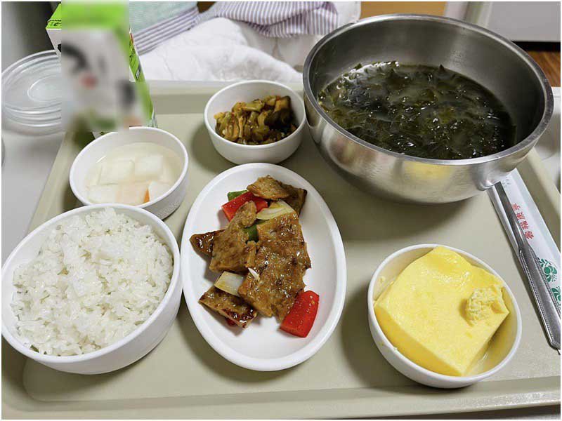 Điều này giúp sản phụ ăn ngon miệng, không bị nhàm chán. Đặc biệt tại Hàn Quốc, mẹ sau sinh không cần kiêng cữ món gì, ăn đủ các loại thực phẩm.
