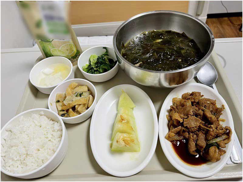 Ở Hàn Quốc, chị Mai Huyền mới sinh xong 2 hôm bệnh viện đã cho ăn dứa, ăn kim chi trắng, uống nước ép chanh dây, nước ép chanh.
