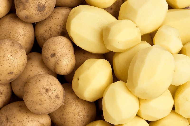 Một củ khoai tây cỡ trung bình chỉ chứa 110 calo, không có chất béo và khiến bạn no lâu nhờ hàm lượng nước và 5g chất xơ nếu ăn cả vỏ.

