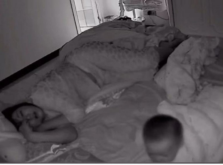 Em bé ngã từ trên giường xuống đất, người mẹ đang ngủ say có hành động ai cũng nể - 2