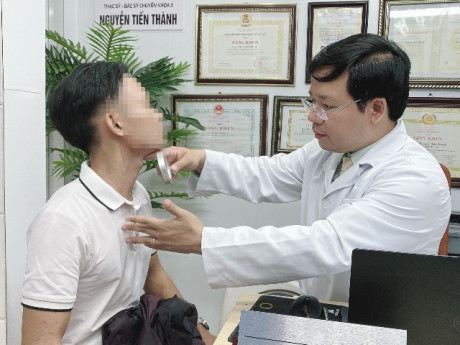 Bị nhiễm độc từ kiến ba khoang lại tưởng mắc Zona, thanh niên ở Hà Nội bôi sai thuốc khiến da bỏng rộp