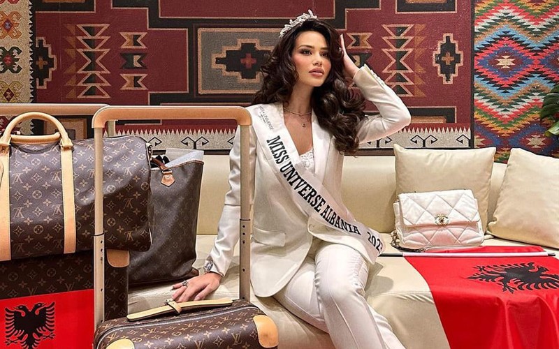 Endi Demneri - Miss Universe Albania 2023 ngay lập tức hút sóng với giao diện đậm chất "rich woman" với hàng loạt hàng hiệu đắt đỏ cùng thần thái sang chảnh. 
