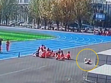 Bé 7 tuổi đột tử trong giờ học thể dục, hành động của giáo viên khiến gia đình phẫn nộ