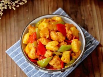 Gà luộc hay rang mãi cũng chán, đem sốt chua ngọt được món thơm nức, tốn cơm