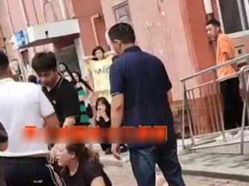 Vợ dẫn cả nhà chồng đi đánh ghen, tiểu tam bị đánh không thương tiếc, không ai dám can ngăn