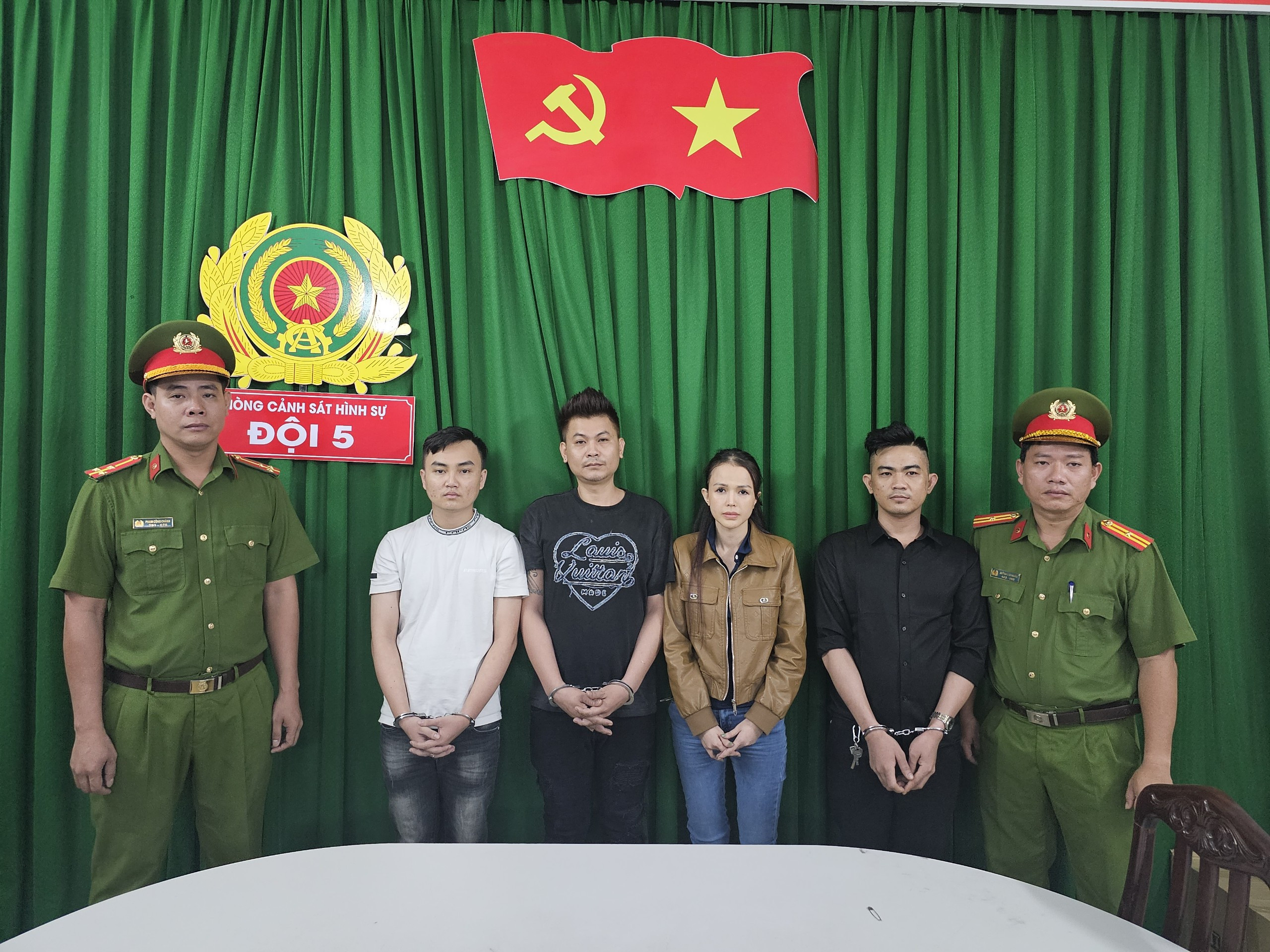 Các đối tượng bị cơ quan công an bắt giữ. Ảnh: Vietnamnet