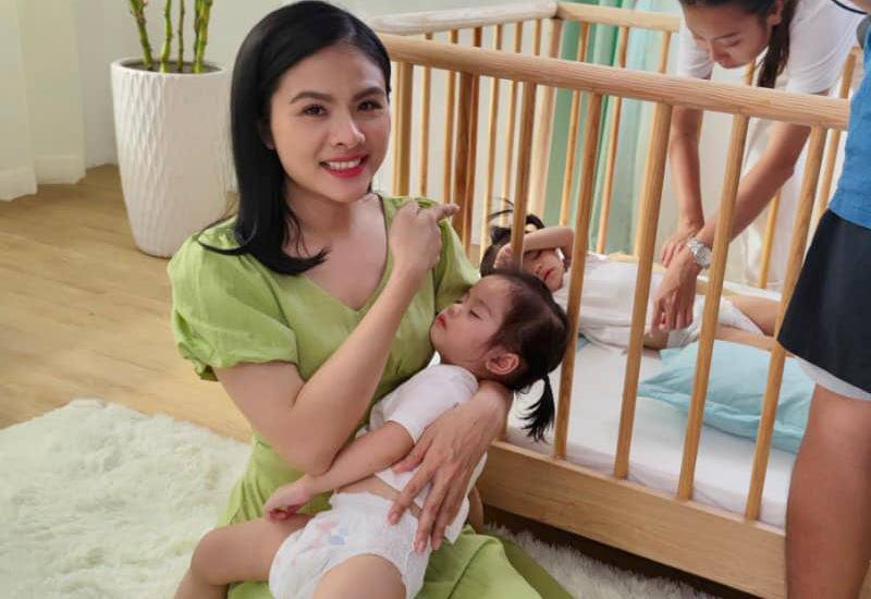 Để đảm bảo tốt nhất cho sự phát triển của các con, Vân Trang luôn tự tay chăm các bé. Khi sinh con lớn, cô nghỉ đóng phim ở nhà một thời gian. Khi sinh hai bé sinh đôi, Vân Trang nhận sự hỗ trợ của người thân trong nhà để có thể đảm đương tất thảy.
