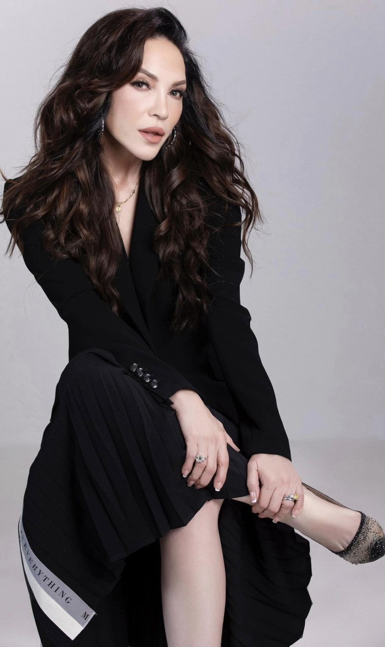 Tuổi 54, nữ ca sĩ được khen ngày càng rạng ngời.