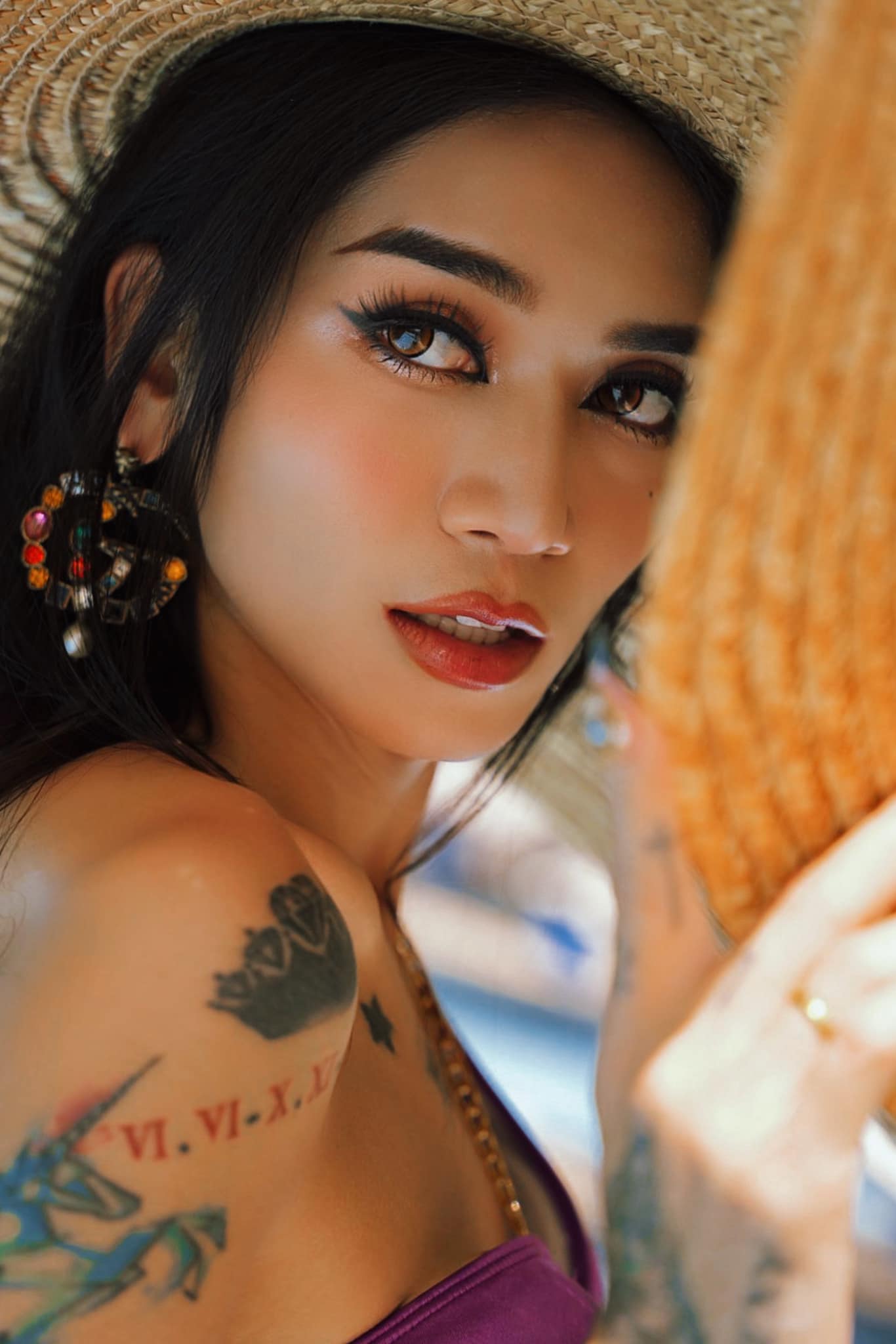 Kể từ khi có được sự chấp nhận của ba mẹ, BB Trần cảm thấy vô cùng tự tin, không còn sợ ở xã hội ngoài kia mọi người bàn tán gì về mình nữa.