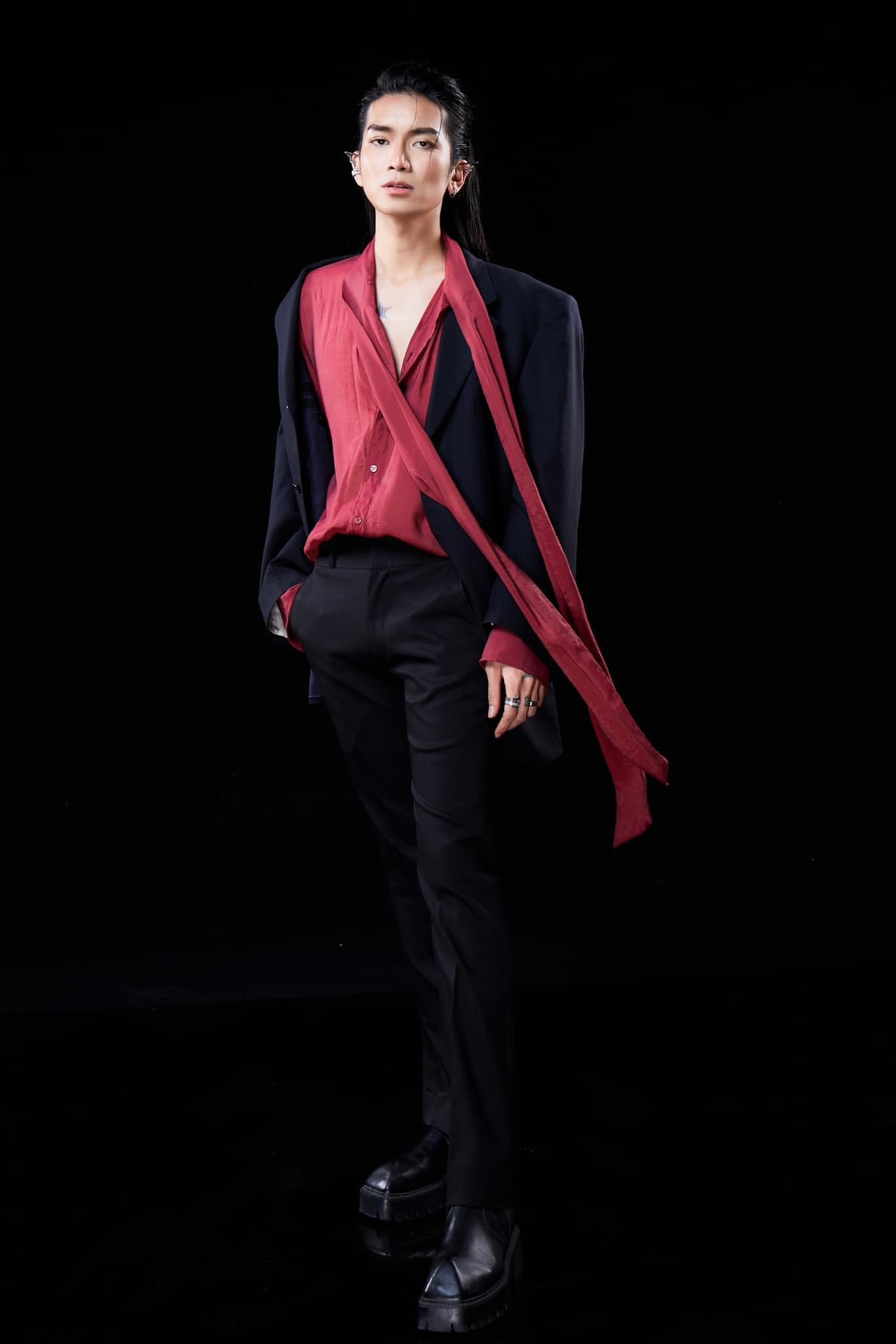 Sau những màn diễn sâu mang đến tiếng cười cho khán giả, BB Trần nặng gánh gia đình khi vừa là trụ cột kinh tế thay bố mẹ, vừa mặc cảm về giới tính thật.