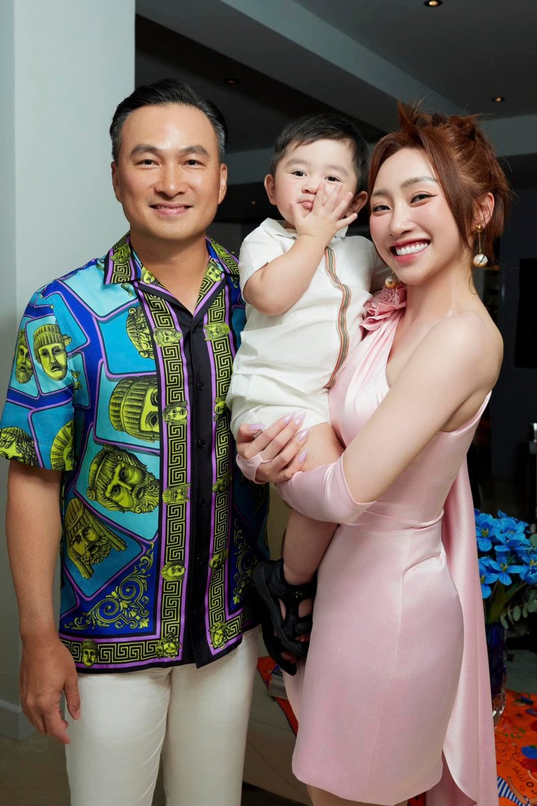 Vợ 3 của Chi Bảo làm mẹ bỉm sữa vừa xinh vừa nuôi con mát tay, bé 23 tháng đã nặng 15 kg - 1