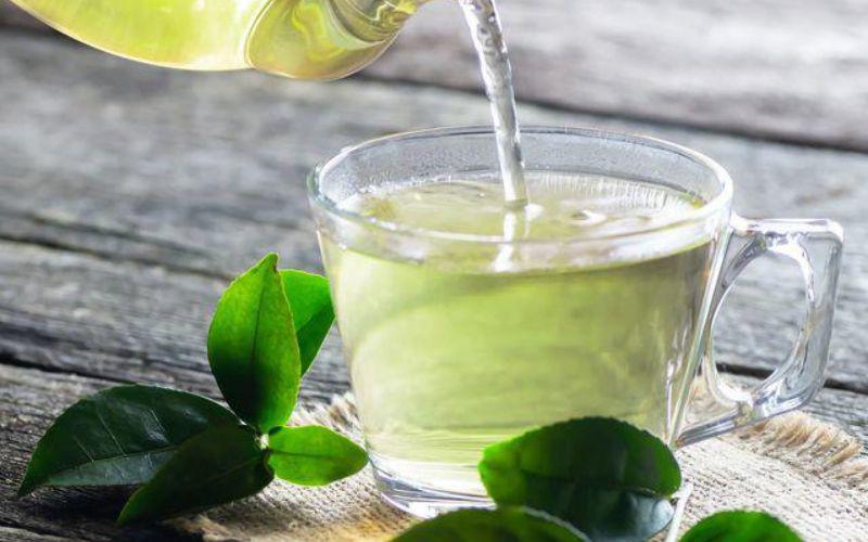 1. Uống trà xanh: Một nghiên cứu ở Nhật Bản cho thấy uống 5-10 tách trà xanh mỗi ngày có thể cải thiện sức khỏe gan. Trà xanh chứa đầy chất chống oxy hóa, giúp loại bỏ tích tụ mỡ trong gan và thúc đẩy chức năng gan.
