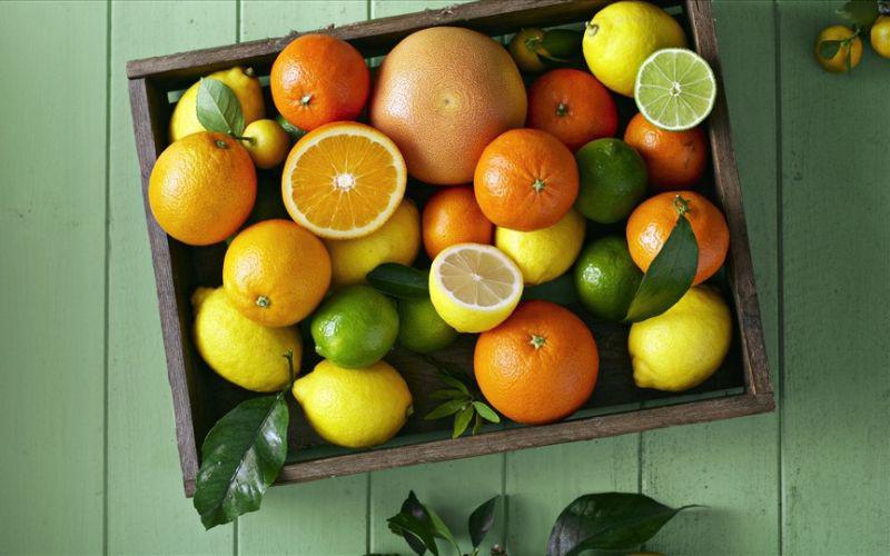 3. Ăn các loại trái cây họ cam quýt: Không chỉ cung cấp lượng lớn vitamin C, trái cây họ cam quýt còn kích thích gan và hỗ trợ tổng hợp các chất độc thành các chất có thể được nước hấp thụ. Bưởi đặc biệt có lợi vì nó giúp bảo vệ gan khỏi bị tổn thương.
