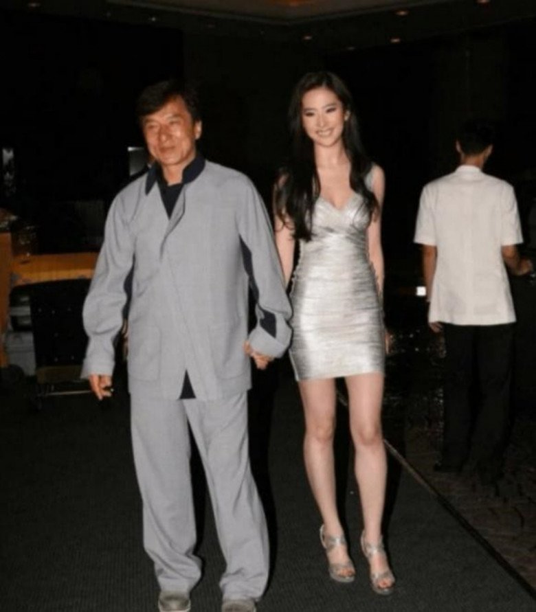 View - Lâm Tâm Như - Bất ngờ diện mạo bố mẹ đẻ Lâm Tâm Như, cả hai từng ly hôn nhưng giờ đã về bên nhau?