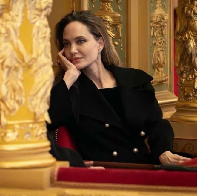 Sốt hình ảnh Angelina Jolie ôm mặt bật khóc, nhìn xuống bàn tay nữ minh tinh mới đáng sợ - 1