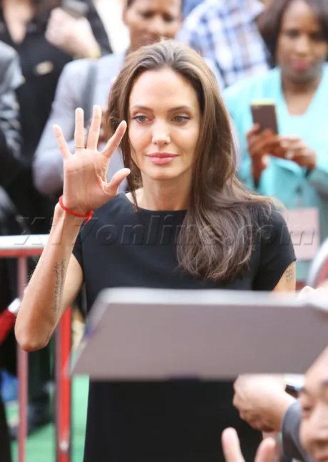 Sốt hình ảnh Angelina Jolie ôm mặt bật khóc, nhìn xuống bàn tay nữ minh tinh mới đáng sợ - 7