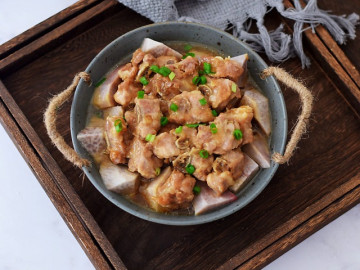 Khoai môn không chiên hay nấu canh nữa, đem hấp với phần siêu ngon của lợn được món 10 người ăn 11 người mê