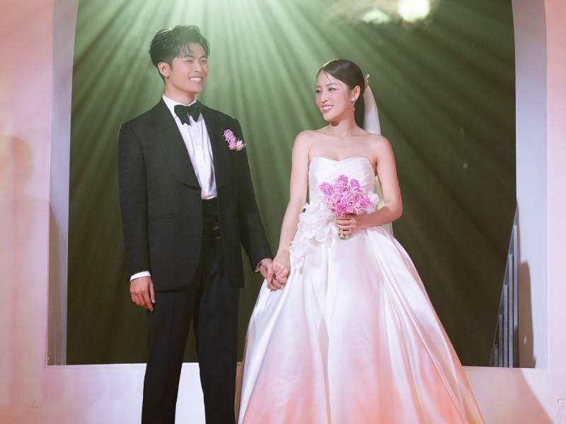 Nói thêm, hôn lễ Gin Tuấn Kiệt - Puka chính thức diễn ra đã đánh dấu cột mốc mới của cặp đôi sau 4 năm hẹn hò bí mật. Người hâm mộ vui mừng thay cho 2 vợ chồng vì "thuyền đã cập bến". 
 
