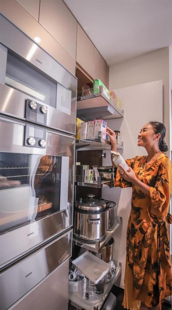 Tò mò cuộc sống của chị đẹp Đoan Trang tại Singapore: Căn bếp amp;#34;triệu đôamp;#34; chồng Tây tự thiết kế, tủ đồ hiệu nhiều món độc lạ - 8