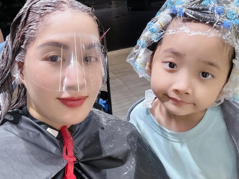 Sau 2 tháng sinh con, Khánh Thi đã quyết định cùng ái nữ tân trang nhan sắc của mình bằng cách làm tóc mới. 
