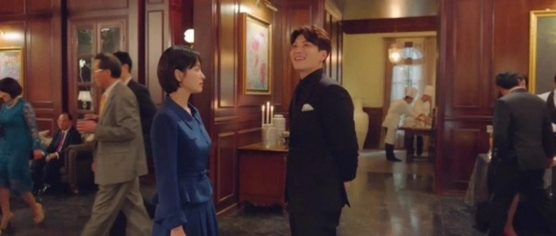 View - Jang Seung Jo - Chồng cũ của Song Hye Kyo trông tưởng lầm là sinh viên, không ngờ vợ con đề huề