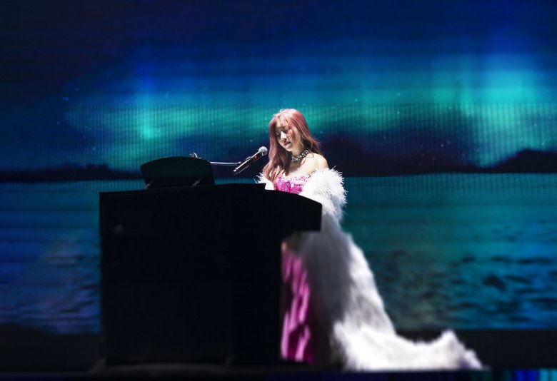 Dù không nhận được sự ủng hộ hoàn toàn từ gia đình nhưng Trang Pháp lại được bố mẹ đầu tư cho theo nghệ thuật. Cây đàn cô mang lên sân khấu trong tập 2 là món quà của mẹ.