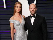 Thời trang - Bà xã "Người vận chuyển" Jason Statham diện mốt quần tàng hình dạo biển, body chuẩn cỡ này