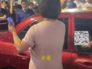 Vợ mang giấy đăng kí kết hôn đi đánh ghen chồng và tiểu tam trong ô tô, người đi đường vỗ tay tán thưởng