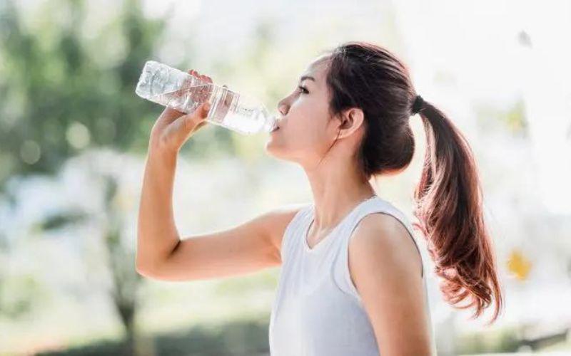 2. Uống nhiều nước hơn: Trong khi ăn, lượng insulin tiết ra tăng lên và cơ thể ở chế độ dự trữ năng lượng. Uống đủ nước có thể duy trì quá trình trao đổi chất và tăng cảm giác no, do đó ngăn ngừa cảm giác ăn quá nhiều do đói.
