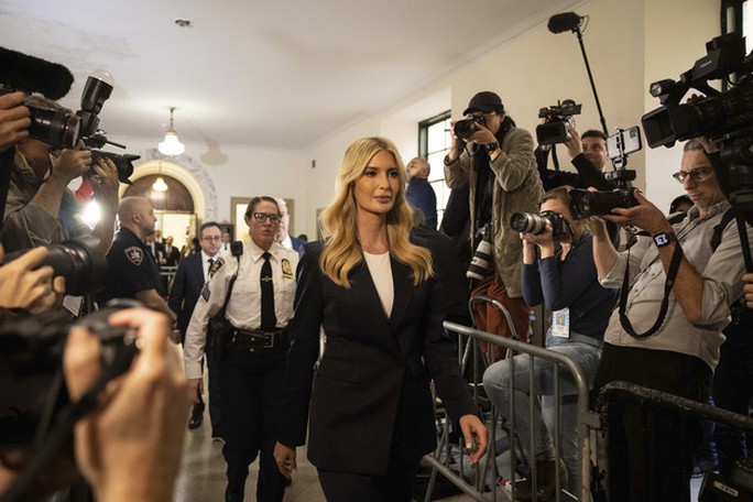 Bà Ivanka Trump rời khỏi phòng xử án hôm 8-11. Ảnh: AP