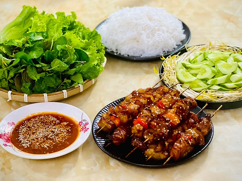 Bún thịt nướng xiên.
