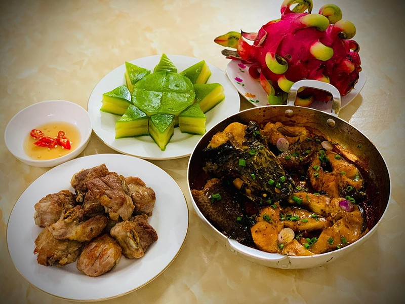 Dưới đây là những mâm cơm 3 món dành cho nhà 4 người của chị Mỹ Trang, các bạn hãy cùng tham khảo nhé. Mâm cơm này gồm có: Cá lóc kho khô - Sườn non muối chiên - Bánh da lợn.


