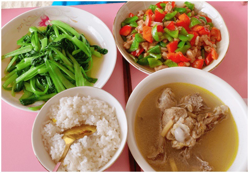 Những bữa ăn ở cữ của Ái Phương được mẹ chồng thay đổi liên tục, đa dạng sắc màu, kích thích việc ăn uống. 
