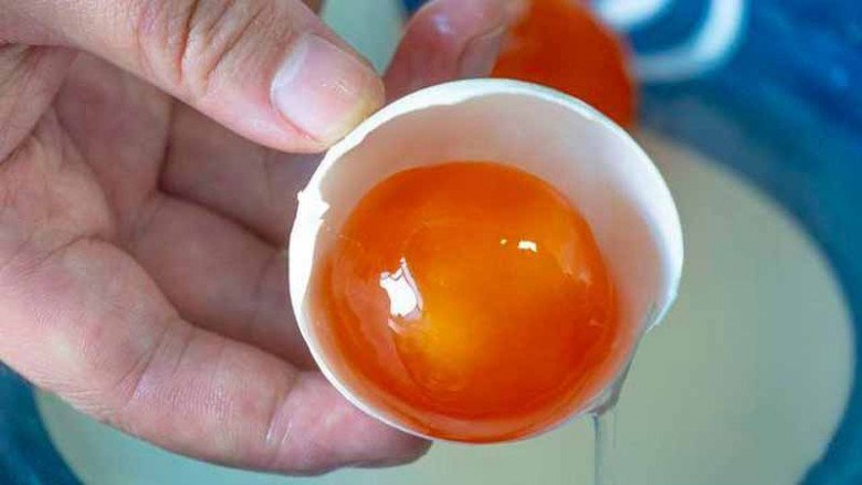 Cách làm trứng muối tại nhà chi tiết từ A - Z, thành công ngay lần đầu - 1