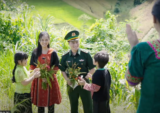 Đồn trưởng Trung (Việt Anh) và Lang Phương (Thu Quỳnh) được giục cưới