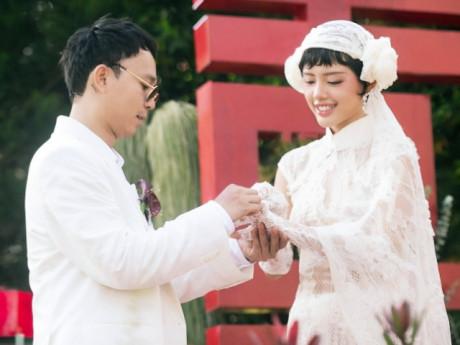 Gia thế chồng thiếu gia, dùng đồ hiệu tiền tỷ vừa làm lễ ăn hỏi với "Cô em trendy" Khánh Linh