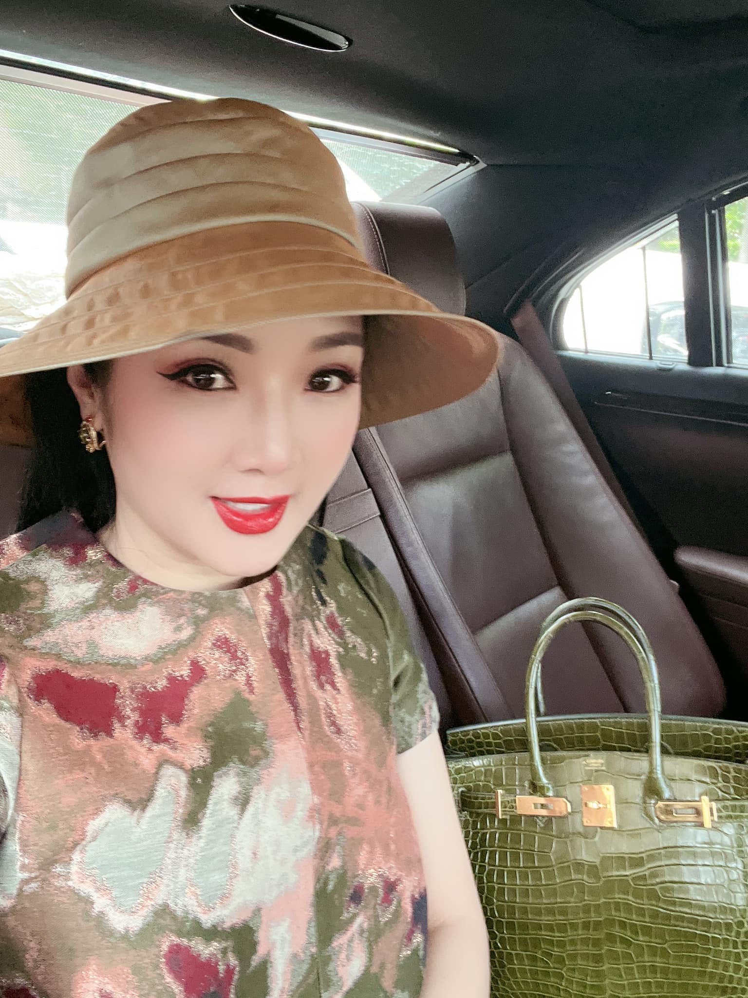 Hoa hậu Việt Nam không người kế nhiệm, tuổi 51 mặc đồ amp;#34;tiền tạ tiền tấnamp;#34; bán rau, cưỡi ngựa - 5