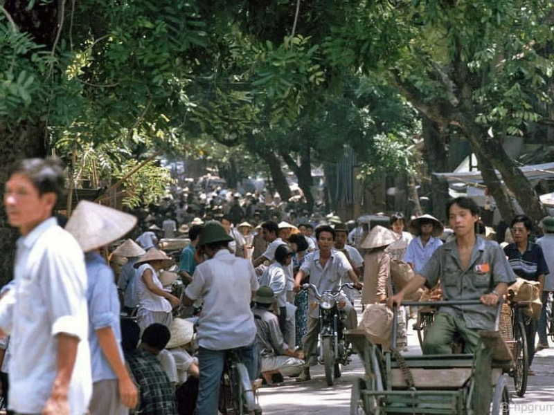 Những bức ảnh chụp Hà Nội vào năm 1994 mang màu sắc hoài niệm, khiến những người con Hà Nội bất giác cảm thấy thân thương, bồi hồi.
