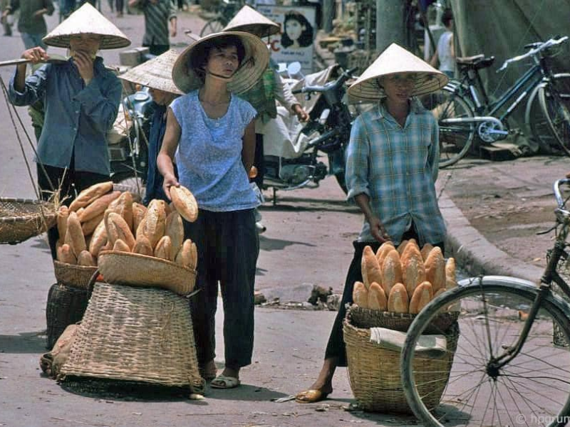 Không hiểu vì sao nhưng những chiếc bánh mì Hà Nội ngày xưa vẫn thơm, giòn, nóng hổi hơn hẳn bây giờ.
