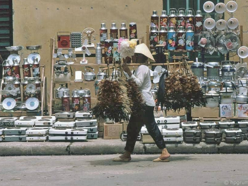 Phố Hàng Khoai chuyên bán đồ gia dụng.
