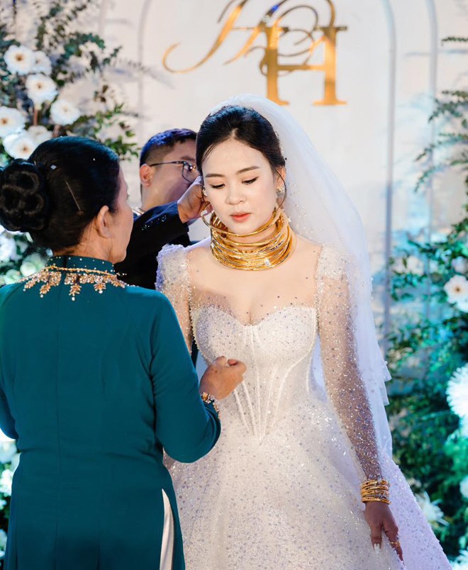 View - Cô dâu Nghệ An đeo vàng trĩu cổ, nhan sắc khiến nhiều người phải trầm trồ khen ngợi