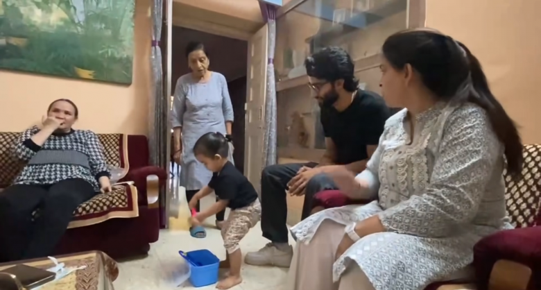 Bé Moon là cục cưng của đại gia đình.