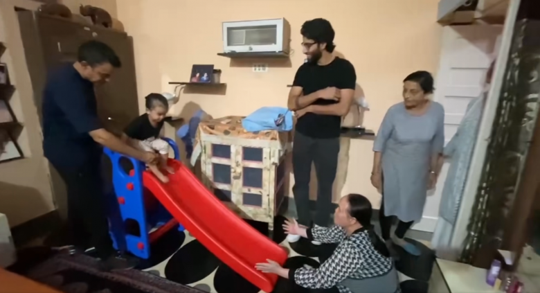 Cả gia đình quây quần bên cháu gái.