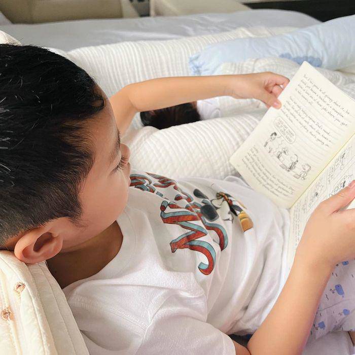 Con Tăng Thanh Hà thích đọc cuốn sách to hơn cả người, ngắm góc nhỏ trong biệt thự triệu đô mà mê - 1