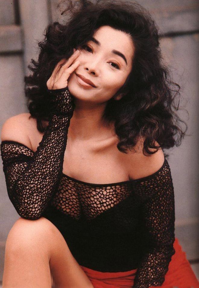 View - Trần Mỹ Phượng - Dì đẹp xứ Đài từng nhờ Lâm Tâm Như tháp tùng ly hôn, U70 được trai trẻ trồng cây si