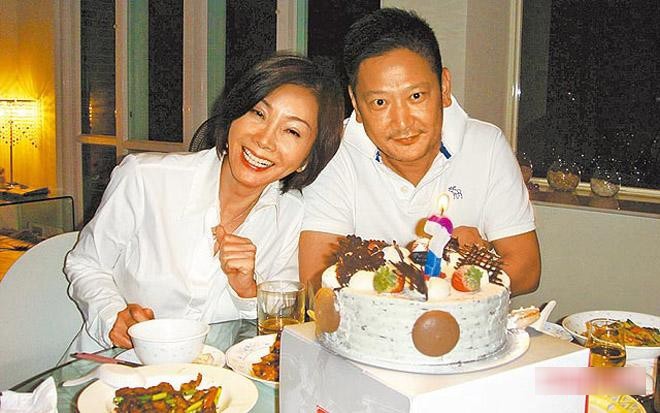 View - Trần Mỹ Phượng - Dì đẹp xứ Đài từng nhờ Lâm Tâm Như tháp tùng ly hôn, U70 được trai trẻ trồng cây si