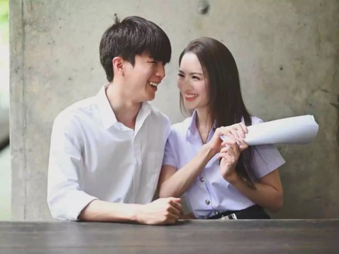 Chuyện tình của đôi đũa lệch này đang gây sốt tại Thái Lan.